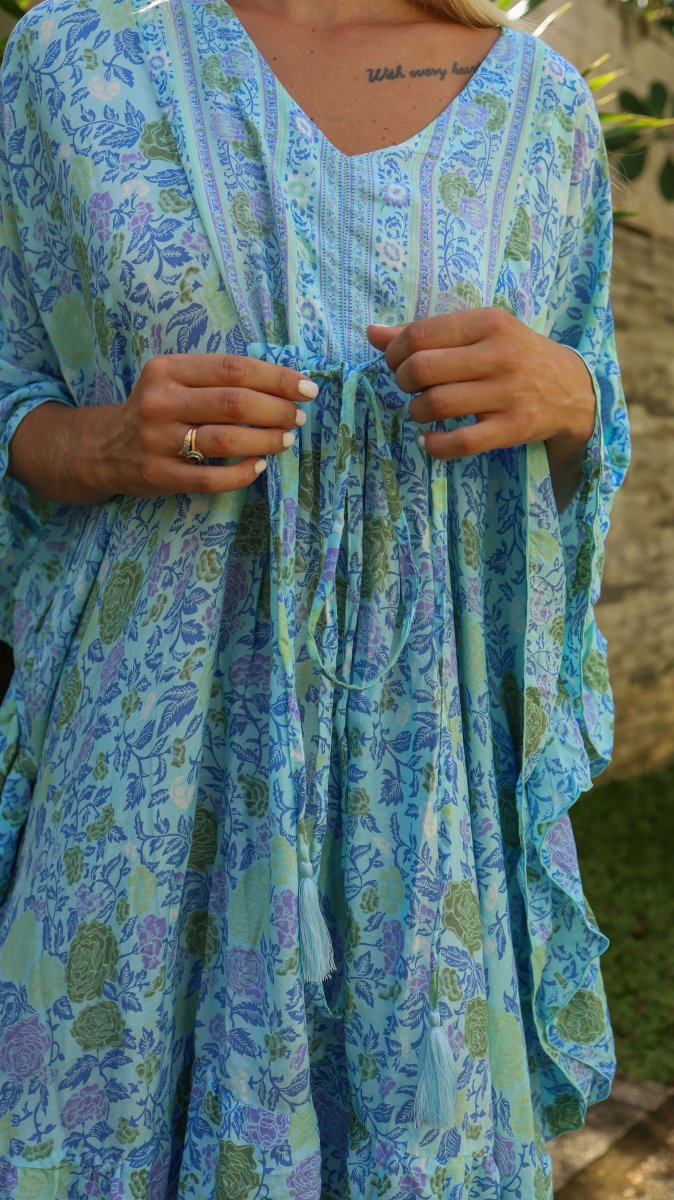 Lys turkis kort sommerkjole med blomster - Lupin kaftan - Image 6