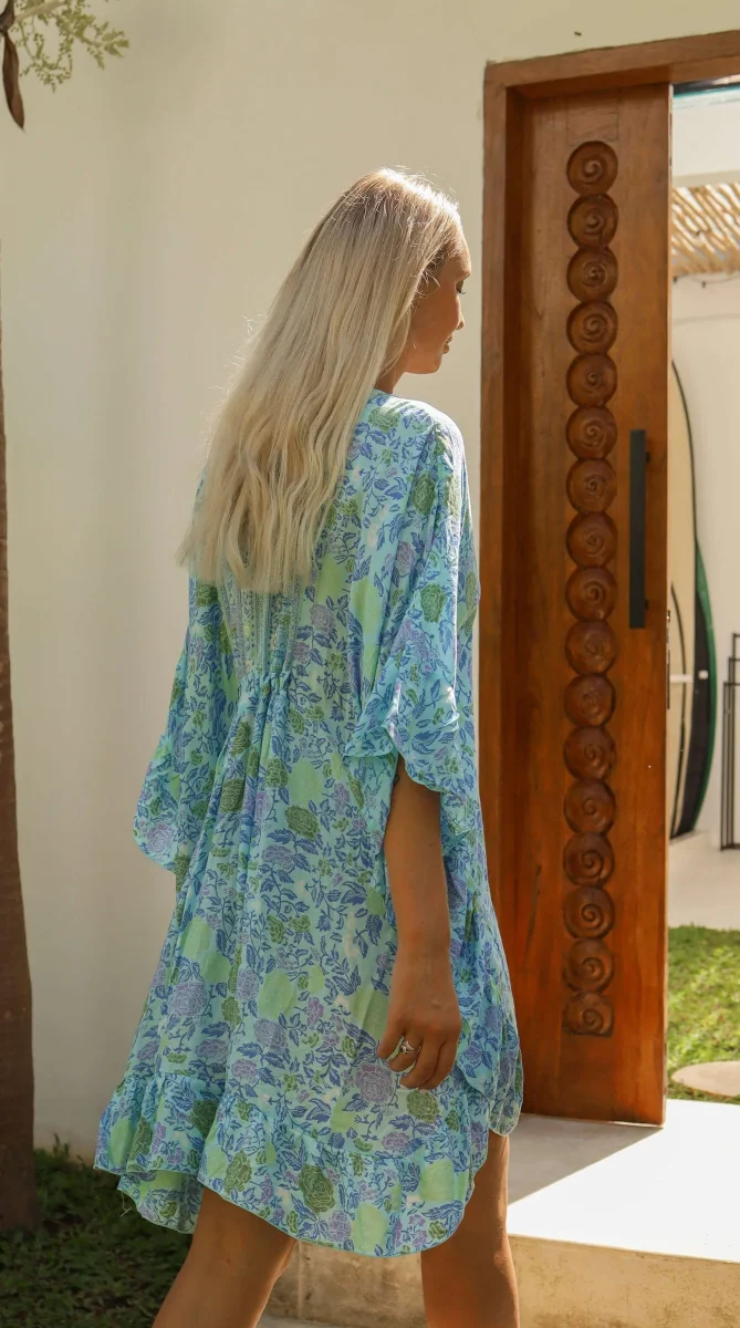 Lys turkis kort sommerkjole med blomster - Lupin kaftan - Image 9