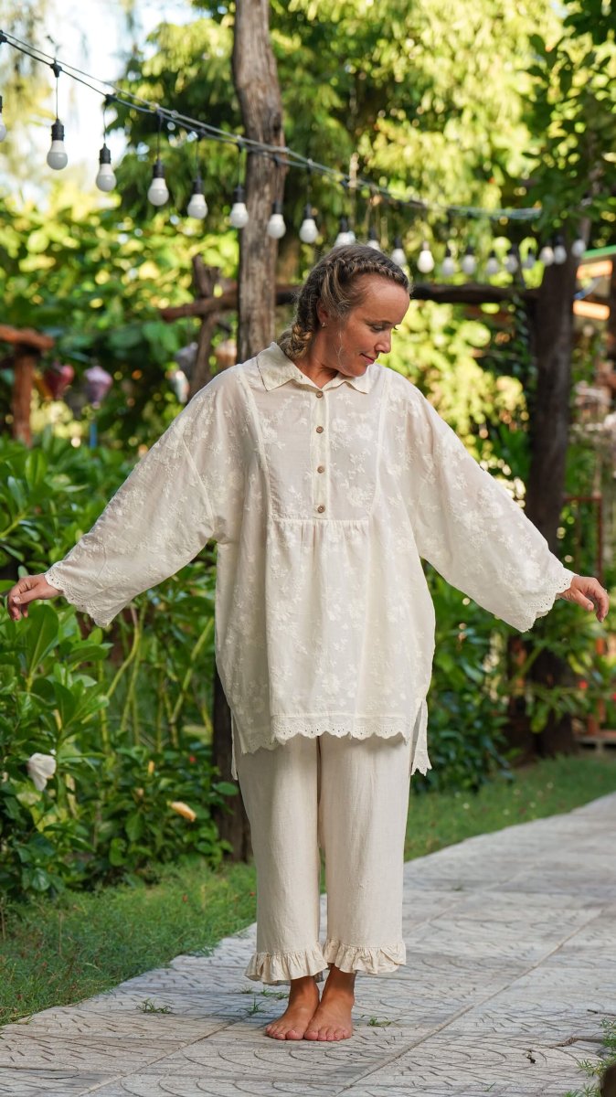 Kremfarget oversized blondeskjorte med broderi - Snøbær bluse - Image 6