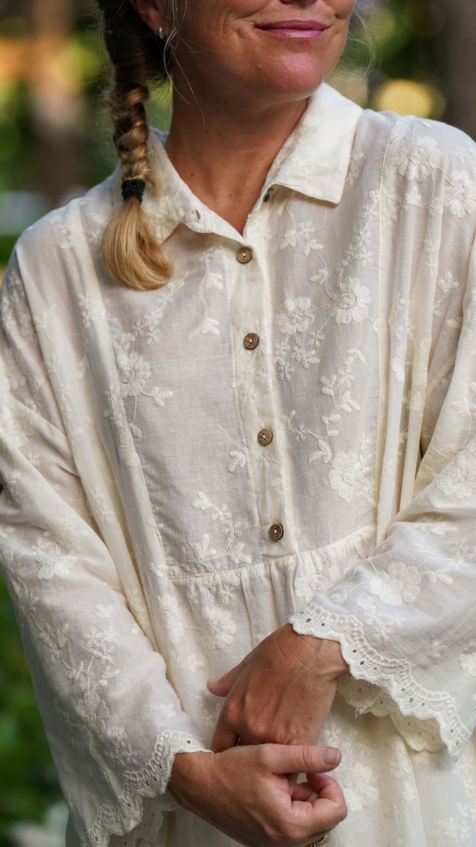 Kremfarget oversized blondeskjorte med broderi - Snøbær bluse - Image 8