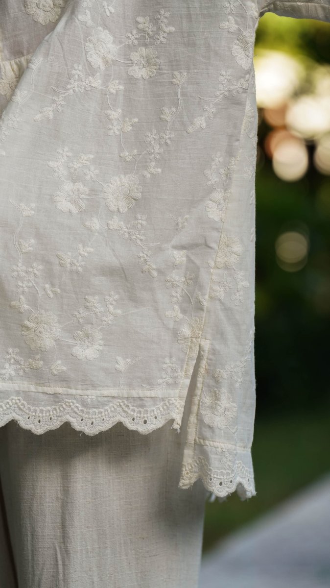Kremfarget oversized blondeskjorte med broderi - Snøbær bluse - Image 5