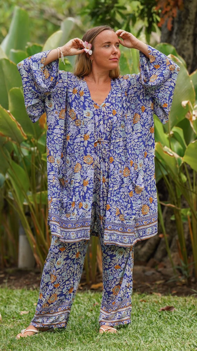 Blå buksedress med blomstermønster - Fredslilje jumpsuit - Image 3