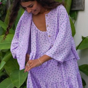 Lilla kort jakke bluse med blomster - Pelikan skjorte